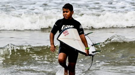 Jovem talento do surfe de Caraguatatuba busca apoio para seguir competindo