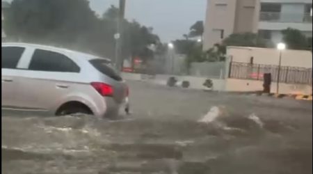 Com histórico de alagamentos, rua do Esplanada vira rio e água invade prédios