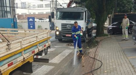 Prefeitura fez a limpeza na manhã desta sexta (14) na rua Padre Rodolfo, na Vila Ema