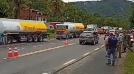 Ubatuba e Caraguá enfrentam transtornos após bloqueio para caminhões na ponte da Maranduba