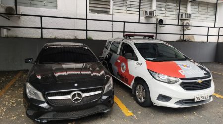 Mercedes com placa adulterada é apreendida no Jd. Colinas Homem é preso por receptação