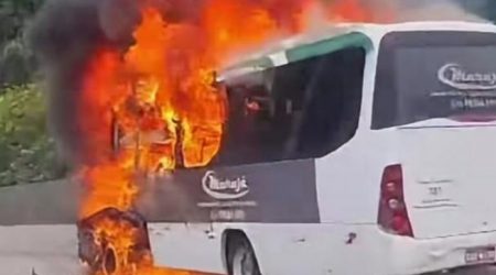 Enorme susto na Nova Tamoios: Incêndio em micro-ônibus com 25 estudantes interdita túnel em Caraguatatuba