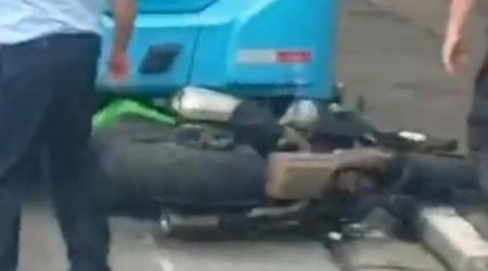 Acidente de trânsito deixa moto embaixo de ônibus na zona sul de SJC