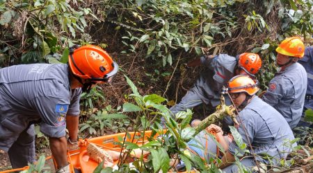 Turista dos Estados Unidos de 53 anos fratura tornozelo em cachoeira de Ilhabela