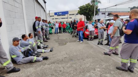 Paralisação de funcionários da nova empresa de coleta de lixo em São José dos Campos