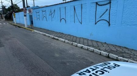 Muro do Cemitério Municipal de Ubatuba com pichação recente