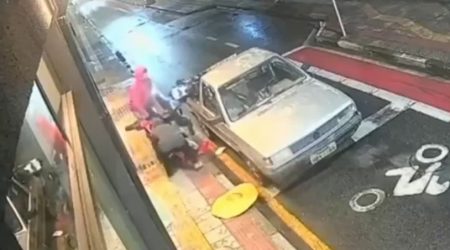 Criminosos invadem loja de motos e furtam veículos elétricos no centro de Pindamonhangaba
