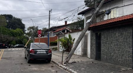 Caminhão arrasta fios e cabos, que derrubam três postes e deixa Esplanada sem energia e internet