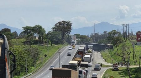 Caminhão sofre pane, e Via Dutra registra congestionamento na manhã deste domingo