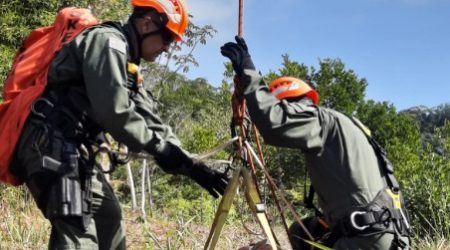 Homem sofre queda em área de mata densa em Ubatuba e é resgatado de helicóptero