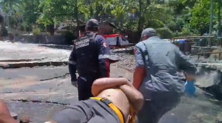Banhista cai e quebra a perna na praia do Veloso, em Ilhabela