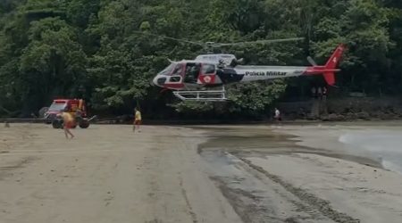 Homem cai em área costeira de Ubatuba e é resgato pelo Águia
