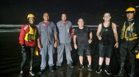 Pai e filho são resgatados após ficarem ilhados em trecho de costa em Ubatuba