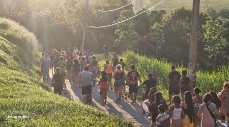 Moradores retornam à comunidade após protesto contra ordem de despejo