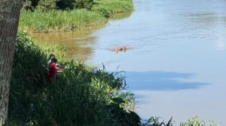 Homem é resgatado no Rio Paraíba do Sul com braços quebrados após agressão