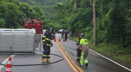 tombamento de Kombi na Rodovia Rio-Santos, nas proximidades de Toque-Toque Pequeno.
