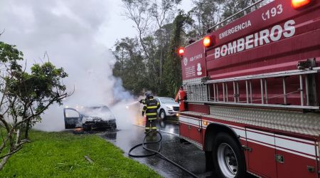 Carro é consumido pelas chamas na Rio-Santos, em Ubatuba!