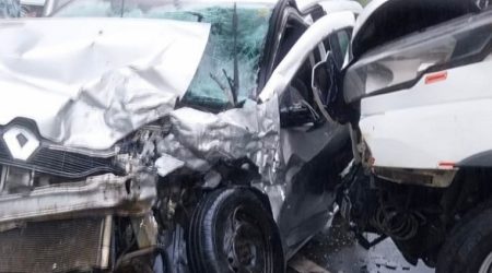 Acidente entre dois carros e caminhão deixa dois feridos graves na Rio-Santos, em Ubatuba