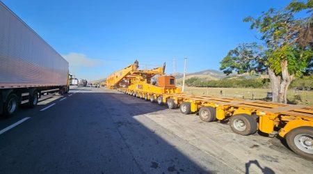 Após pane mecânica, carreta gigante segue pela Via Dutra e para em Roseira