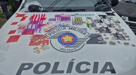 Força Tática localiza drogas escondidas em muro de ferro-velho na comunidade Santa Cruz II