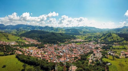 Acidente de parapente em São Bento do Sapucaí deixa homem ferido após queda de 10 metros