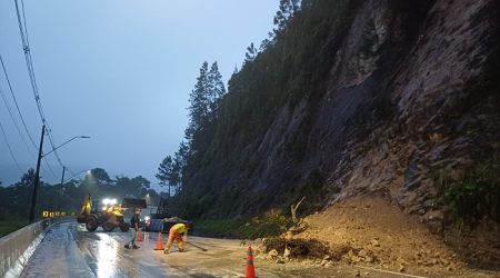 Choveu, fechou; De novo, Serra Antiga da Tamoios é interditada após deslizamento de terra!