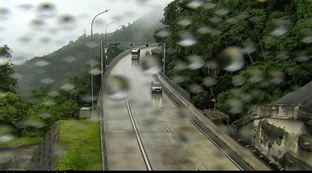 Alerta de chuvas intensas e riscos no litoral norte continuam; Tamoios segue interditada na serra antiga
