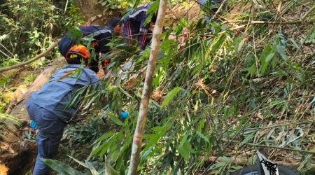 Casal em moto cai em ribanceira de 100 metros na serra da Oswaldo Cruz; mulher morre!