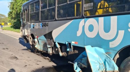 Duas pessoas ficam em estado grave após acidente entre carro e ônibus na Rio-Santos, em São Sebastião