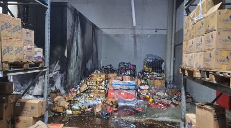 Incêndio atinge supermercado e mobiliza bombeiros na madrugada
