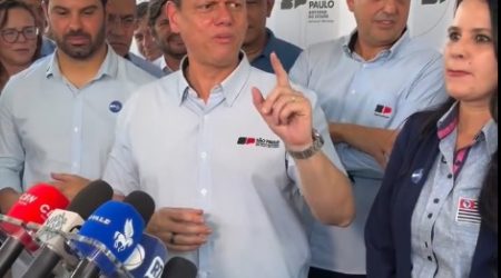 Prefeito de Taubaté Sérgio Victor, Tarcisio, Felixio e a deputada estadual Leticia Aguilar em Taubaté nesta quarta (1) / Foto: reprodução OVale