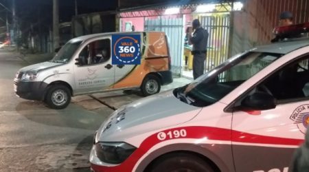 Homem é morto no bar da própria mãe por criminosos mascarados em Taubaté