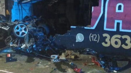 Dois morrem em acidente após carro capotar na Via Dutra, em Taubaté