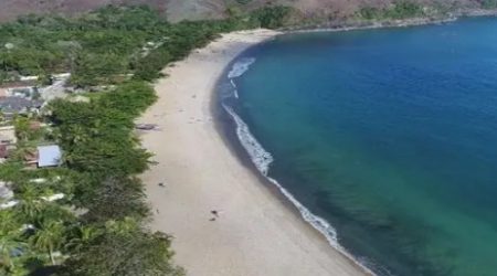 Jovem desaparece no mar após tentar salvar amiga arrastada por onda em costeira em São Sebastião