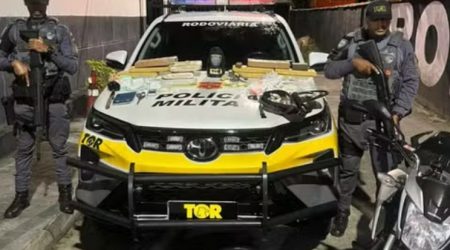 Traficante em moto tenta fugir da PM, mas é preso com drogas e arma em Ubatuba