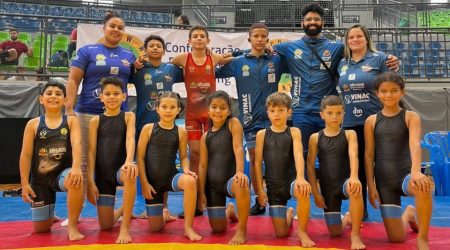 Uma das equipes de base da escola esportiva de wrestling da Assecre