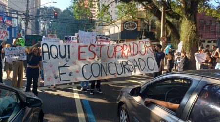 Alunos da Unesp protestam contra assédio e denúncias de estupro em São José dos Campos