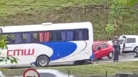 Acidente entre moto, ônibus e três carros deixa cinco feridos na Via Dutra em São José dos Campos