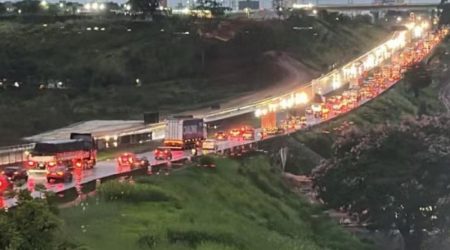 Faixa da Via Dutra é liberada após erosão em São José dos Campos