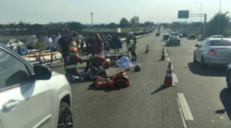 Colisão entre motos e caminhão na Via Dutra deixa mulher morta em São José