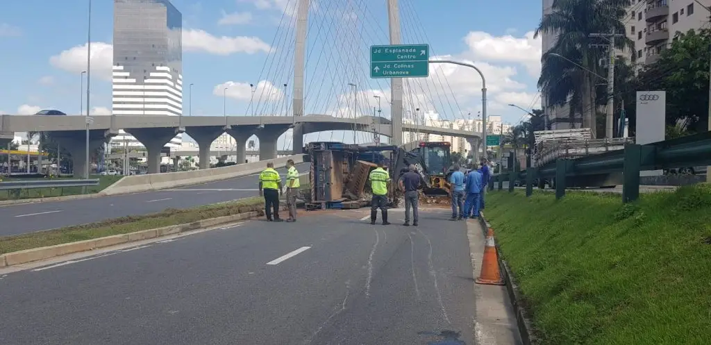 Motorista passa mal e tomba caminhão no muro de concreto da ponte estaiada