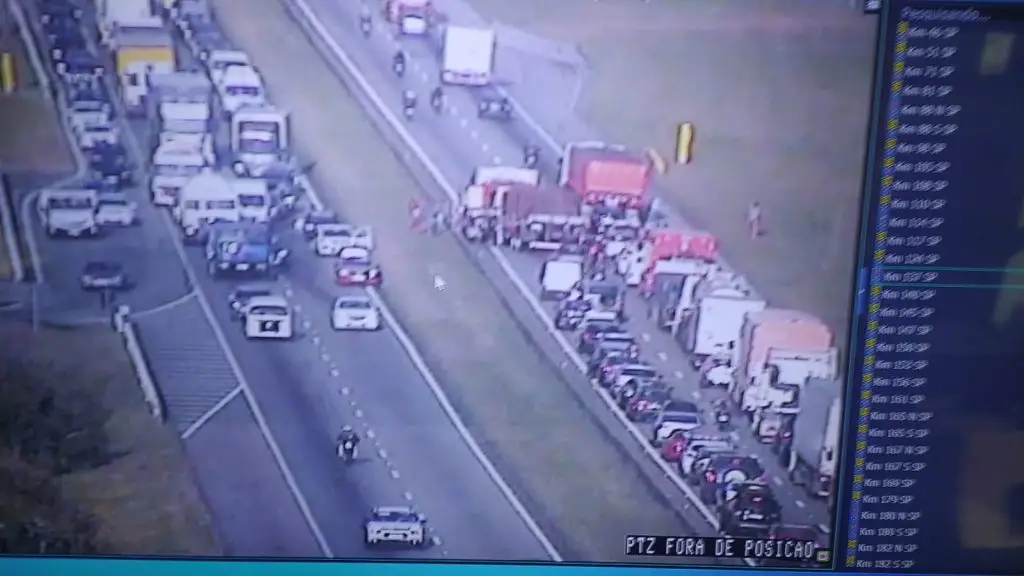 ma pessoa morre e três ficam feridas em acidente na Dutra em São José dos Campos