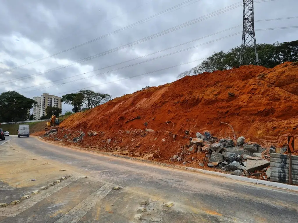Acesso para Anel Viário será fechado novamente para implantação de talude após demolição do paredão de concreto