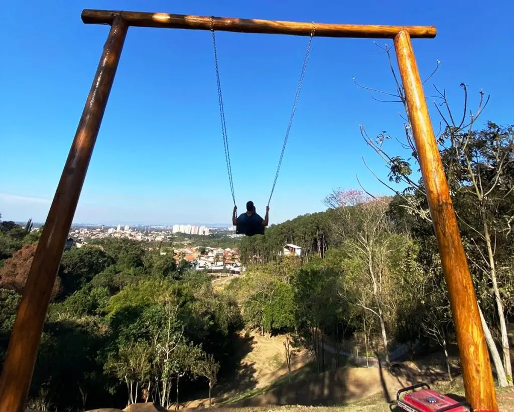 Balanço infinito é mais uma atração no Parque Alberto Simões