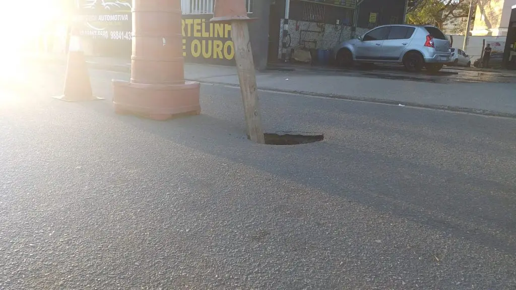 Cratera em rua de grande movimento demanda atenção no Jd. América