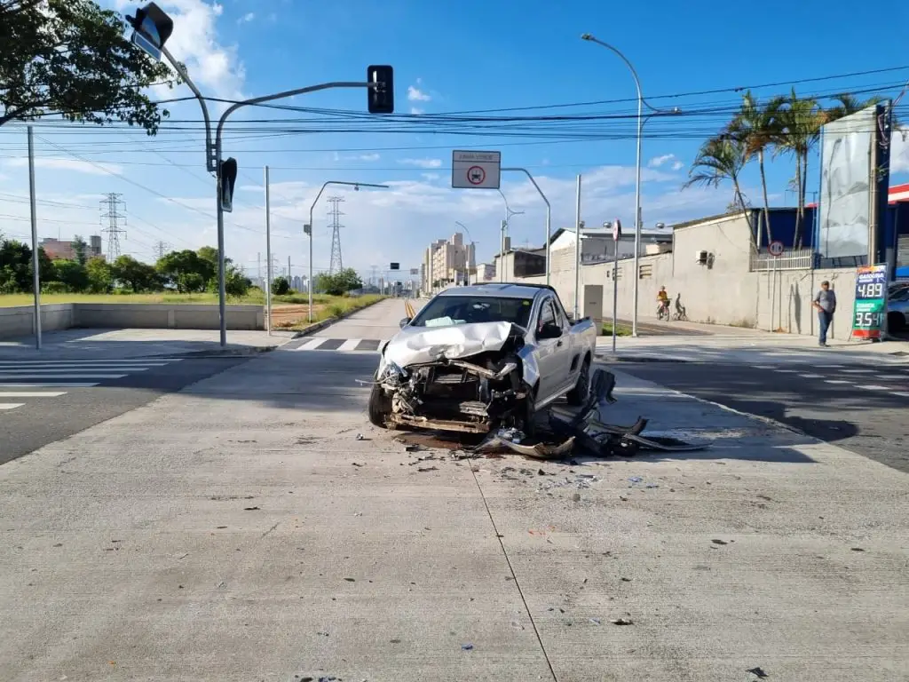 Carro e VLP colidem em cruzamento da Linha Verde no Jardim América