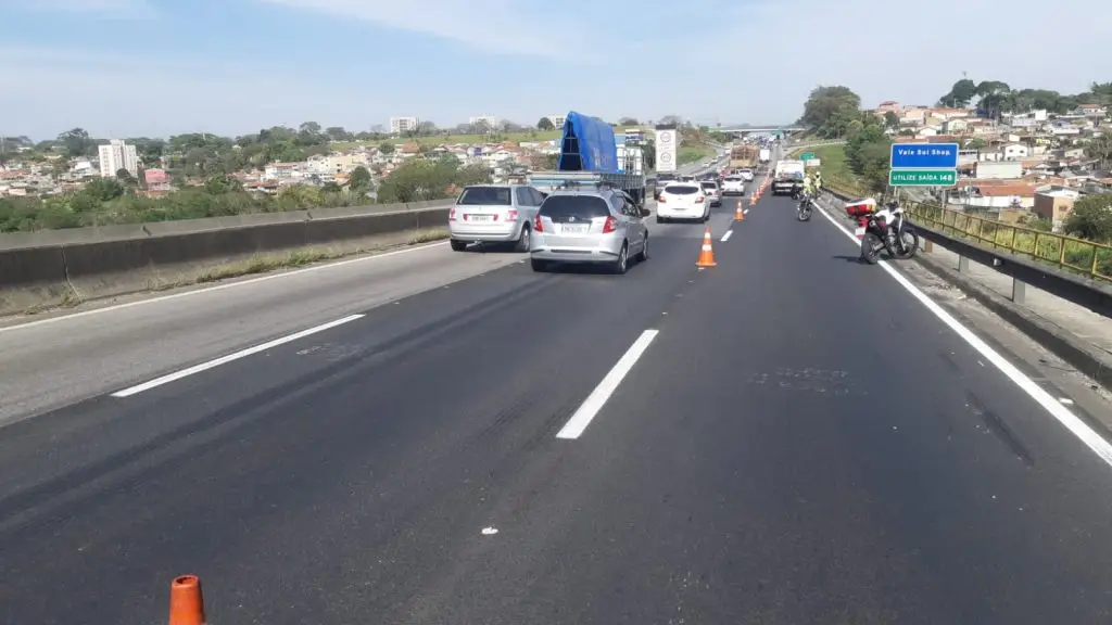 Acidente fatal na Via Dutra gera enorme congestionamento