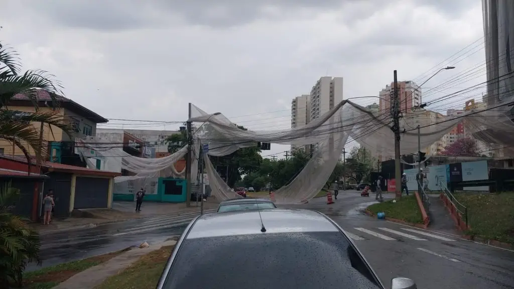 Rede de proteção de prédio em construção na avenida Cidade Jardim cai e afeta rede elétrica