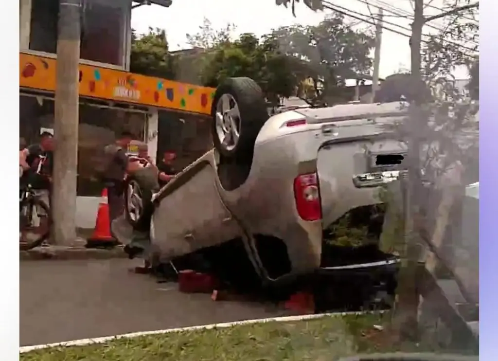 Mulher fica ferida após carro capotar na avenida Pico das Agulhas Negras