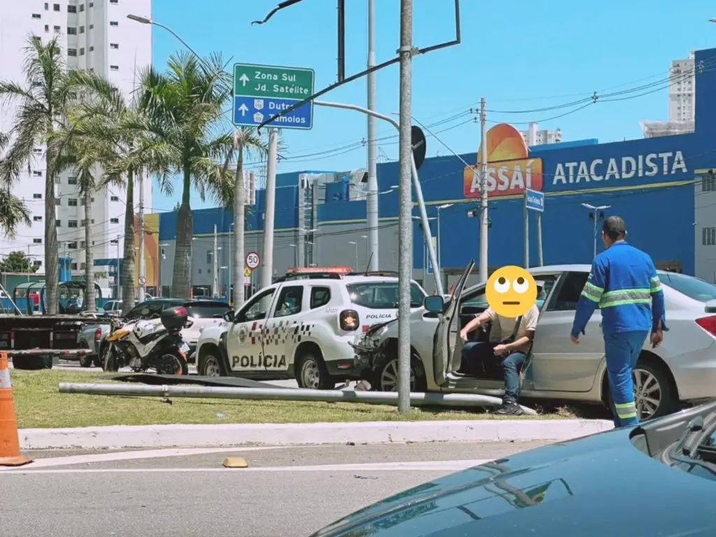 Acidente na rotatória do colinas Motorista perde controle e colide em placas